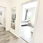 Modernes Mit Einzelbetten & Wlan & Kostenlosen Parkplaetzen & Voll Ausgestattet In *
